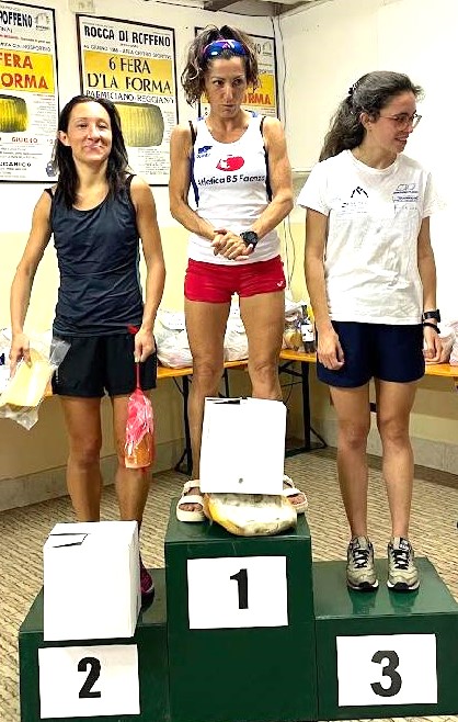 PODIO FEMMINILE GIRO PODISTICO DUE CASTELLI