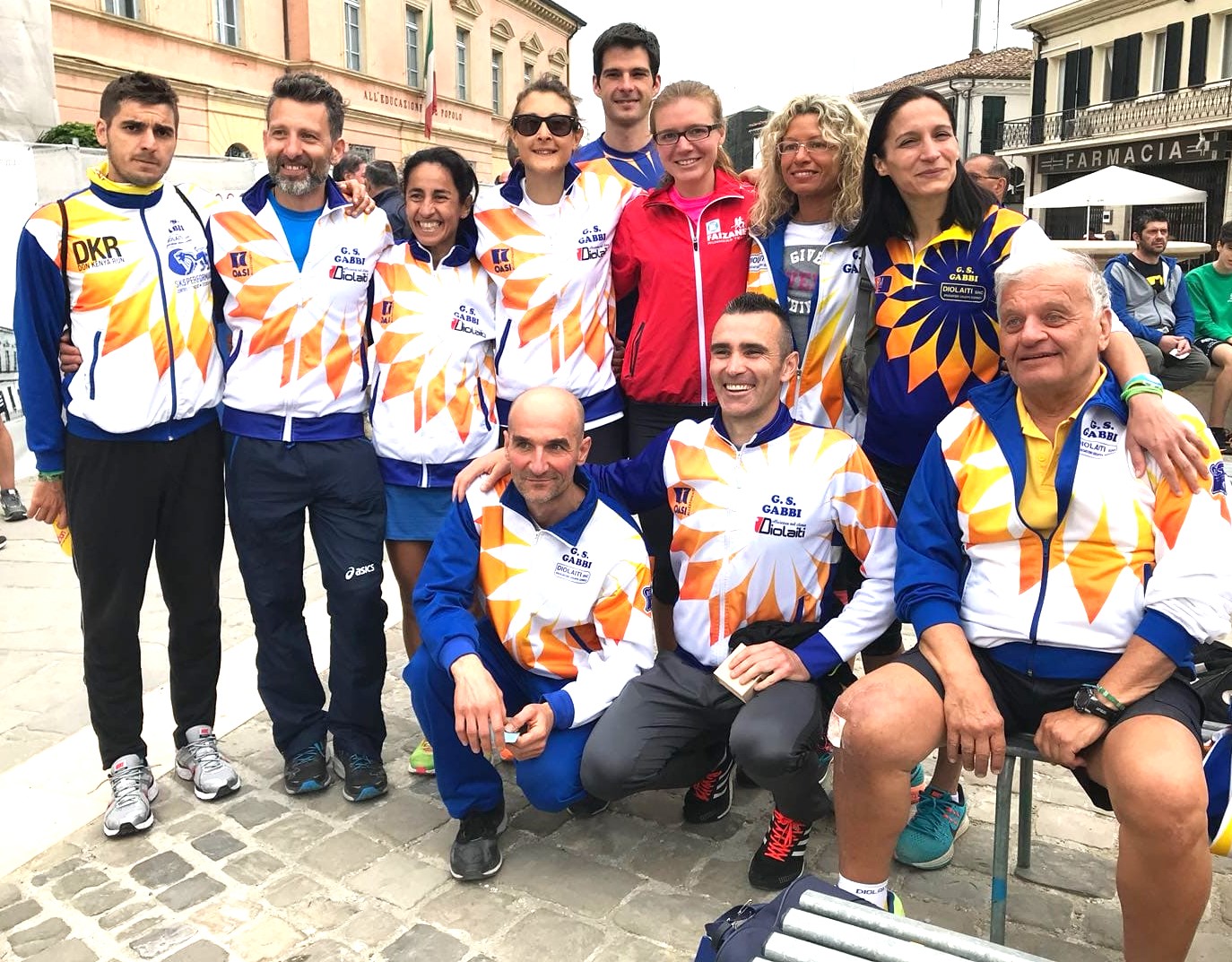 morotti con alcuni atleti e atlete del suo team