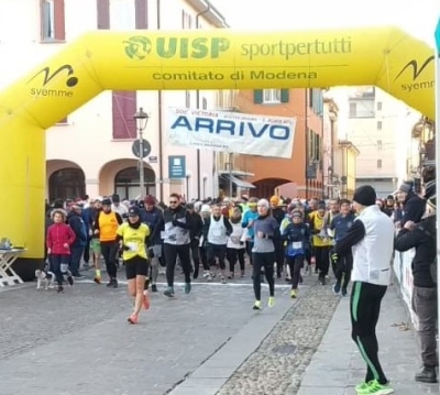Giovanni Filippi e Elena Fontanesi i più veloci della competitiva di &quot;Santo Stefano&quot;. Ultimo dell&#039;anno di corsa a Calderara di Reno per la 7 KM