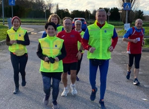 Sport e solidarietà alla &quot;Camminata di San Marino di Bentivoglio&quot;. Il 10 marzo a Pieve di Cento gara con il cronometro e ludico-motoria. Maratona di Bologna: Kamau Simon Njeri passeggia e vince. Impresa dei bolognesi Elia Generali e Giorgia Venturi.