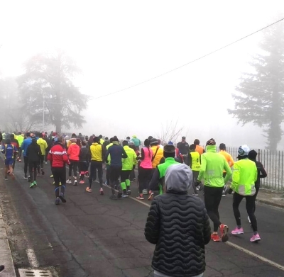 Runner nella nebbia a Mascarino di Castello d&#039;Argile per la &quot;Camminata dei presepi - 3° Memorial Angelo Pareschi e &quot;Diecimila&quot; con il cronometro. Il 21 gennaio a Pianoro la &quot;Galaverna&quot; con la mano sul cuore.