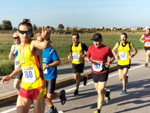 In cinquanta con torcia frontale alla notturna &quot;Ghost Run&quot;. Armando Falbo e Irene Baratta i vincitori della Maratonina di Calderara.